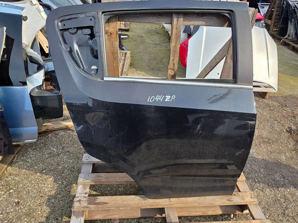 Rear door – rear right