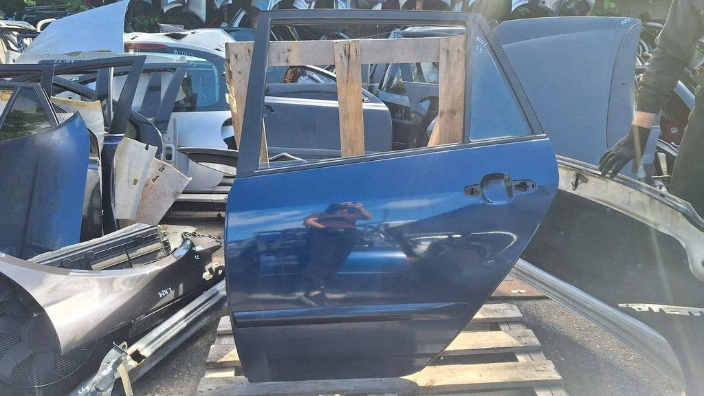 Rear door – rear left