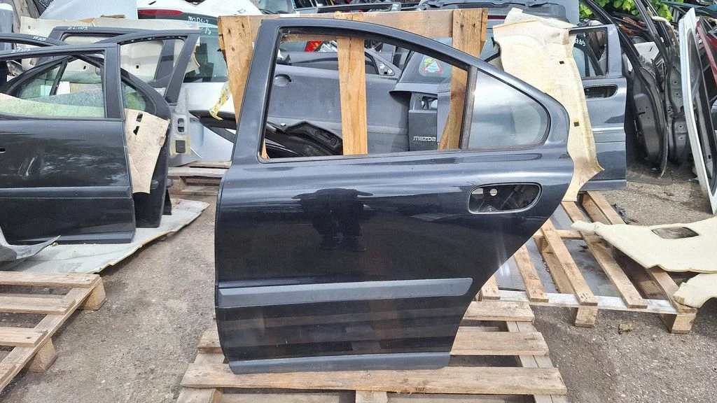 Rear door – rear left