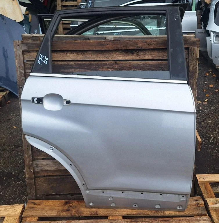 Rear door – rear right