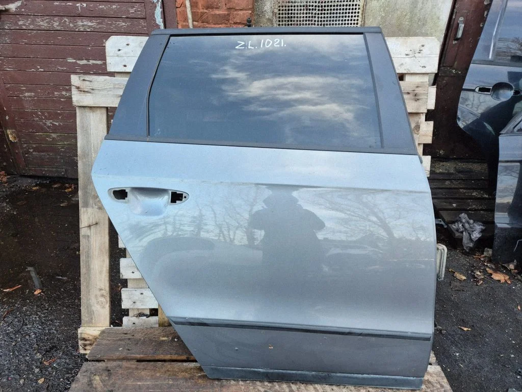 Rear door – rear right