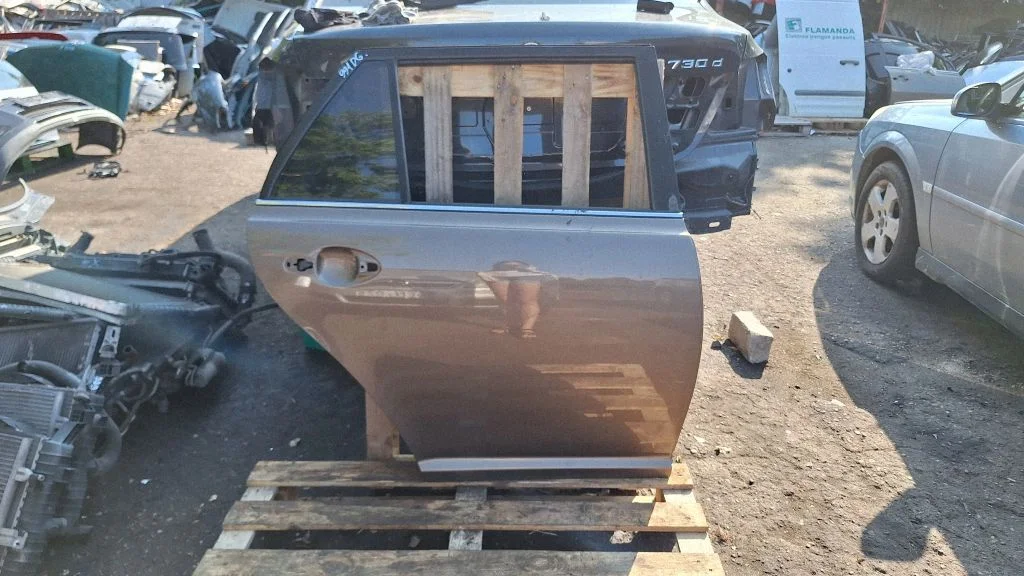 Rear door – rear right