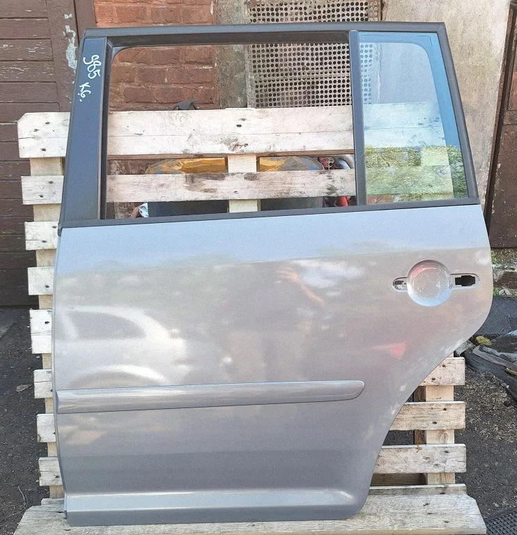 Rear door – rear left
