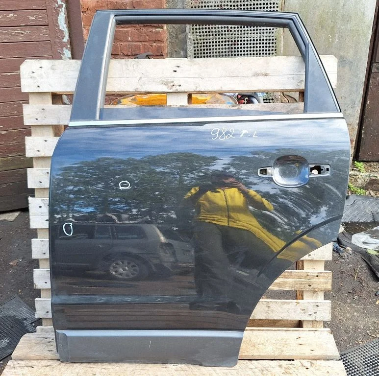 Rear door – rear left