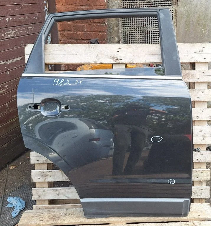 Rear door – rear right