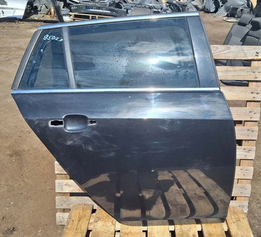 Rear door – rear right