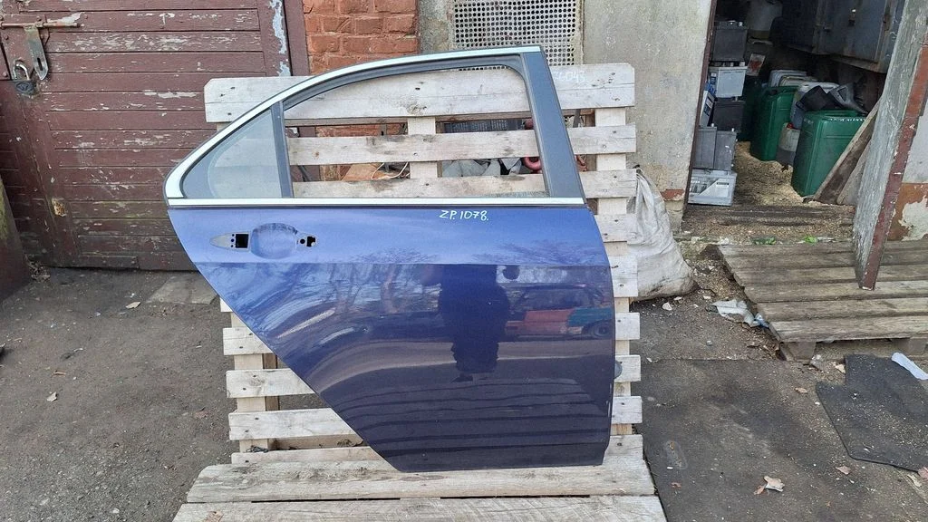Rear door – right