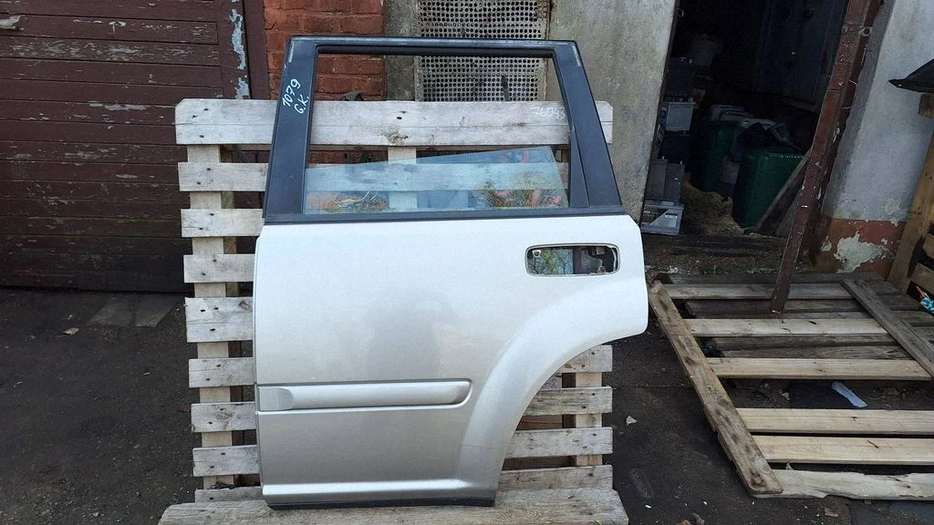 Rear door – rear left