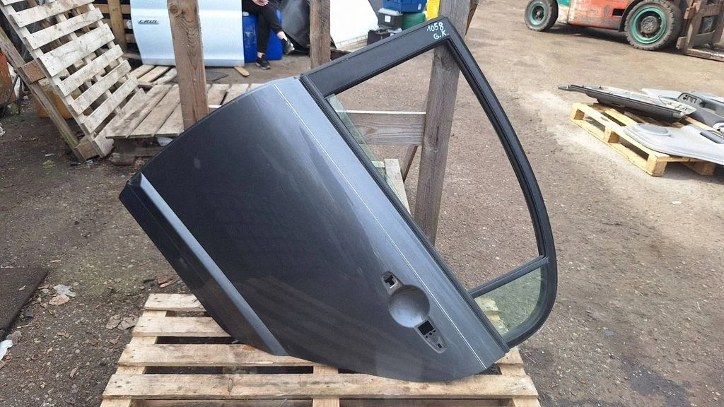 Rear door – rear left