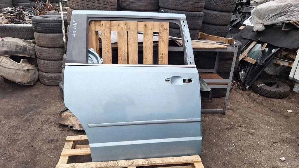 Rear door – rear right