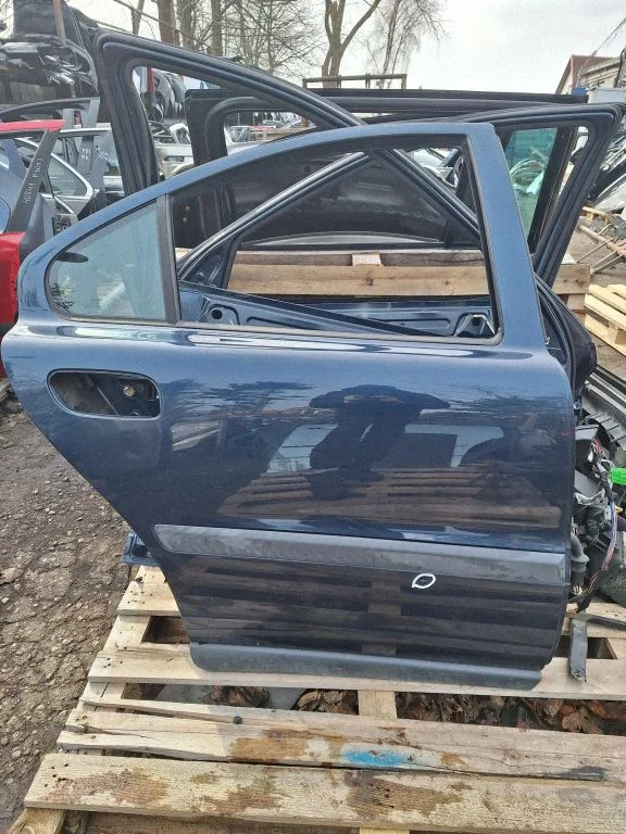 Rear door – rear right