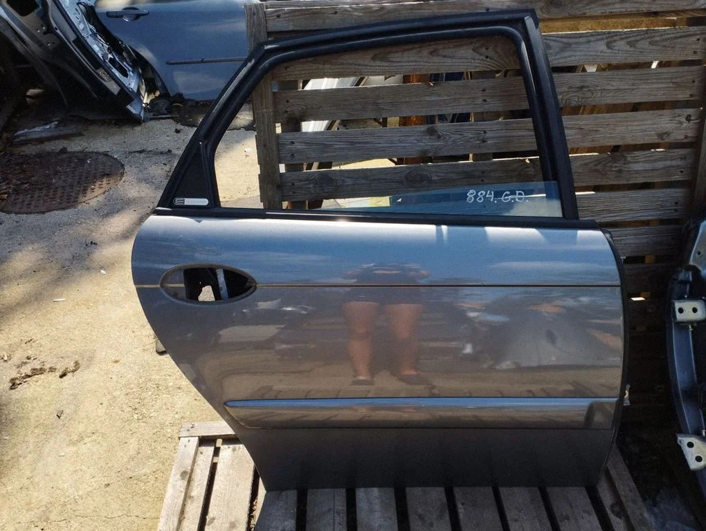 Rear door – rear right