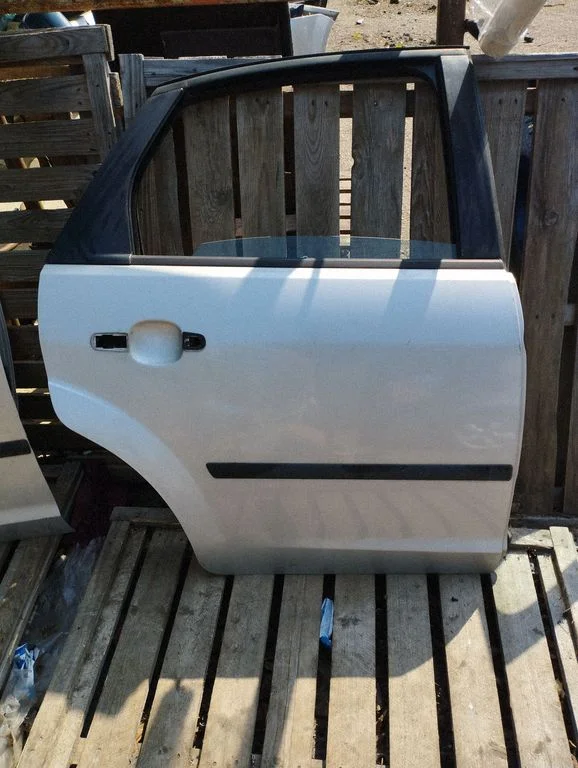 Rear door – rear right