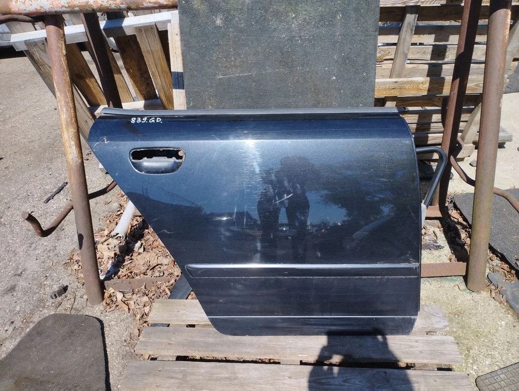 Rear door – rear right