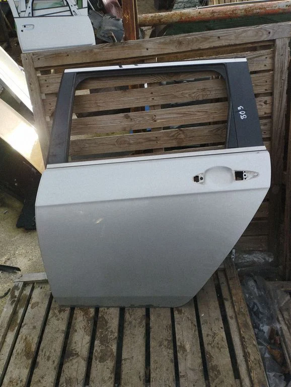 Rear door – rear left