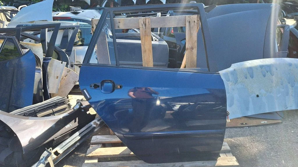Rear door – rear right