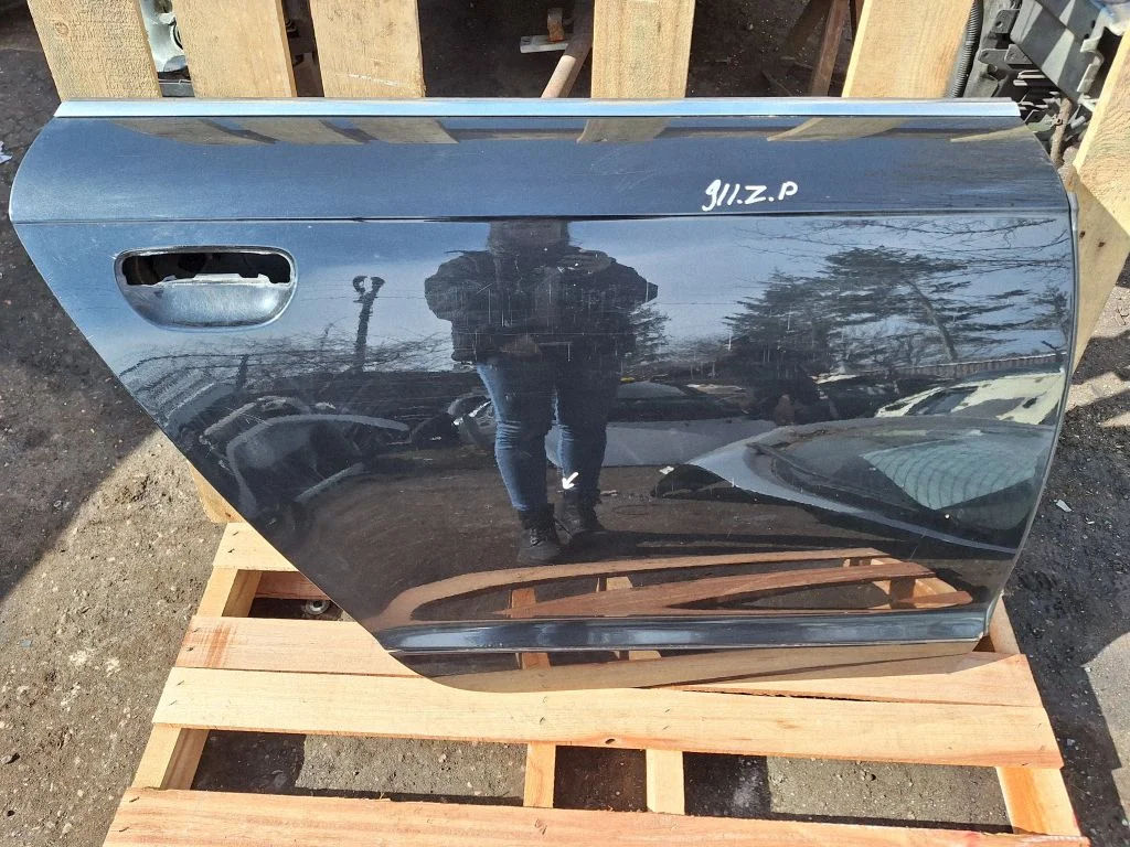 Rear door – rear right
