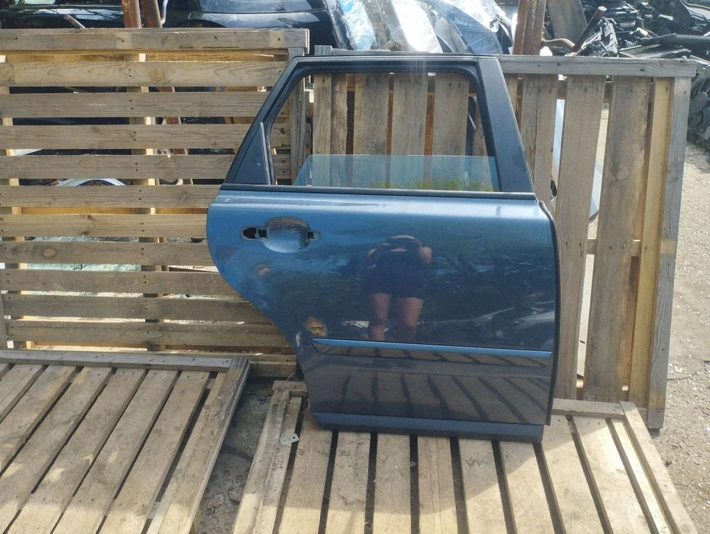 Rear door – rear right