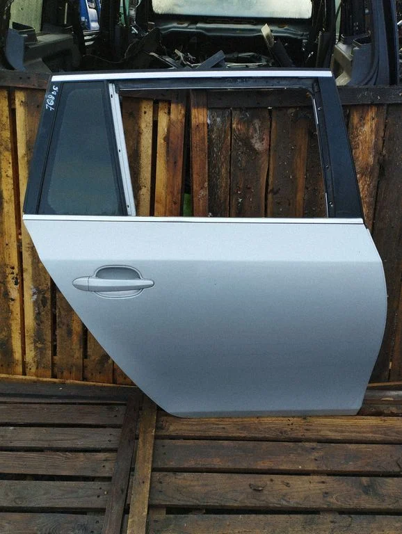 Rear door – rear right