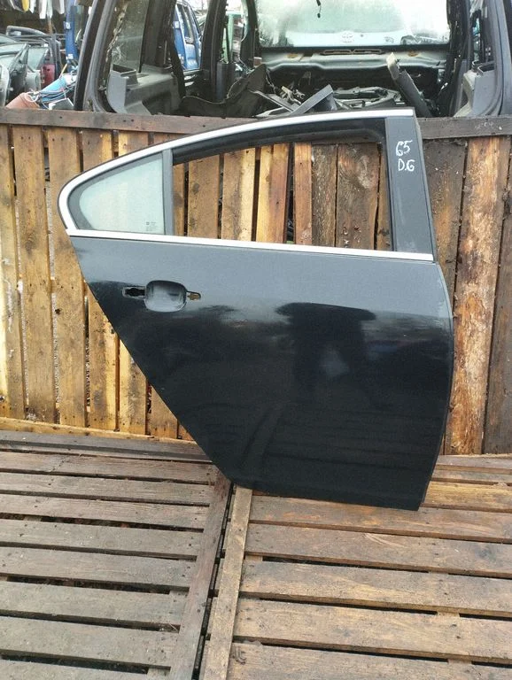 Rear door – rear right