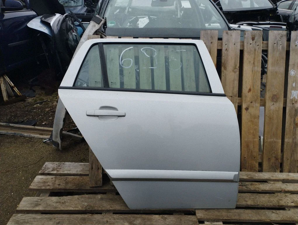 Rear door – rear right