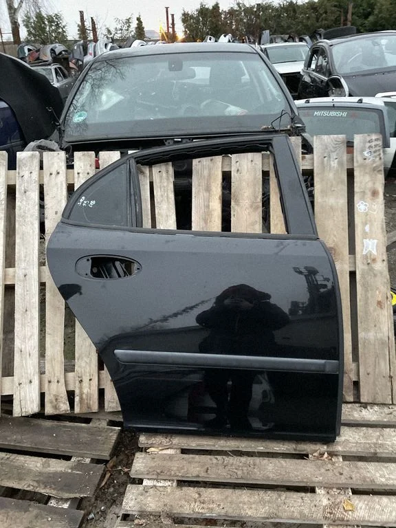 Rear door – rear right