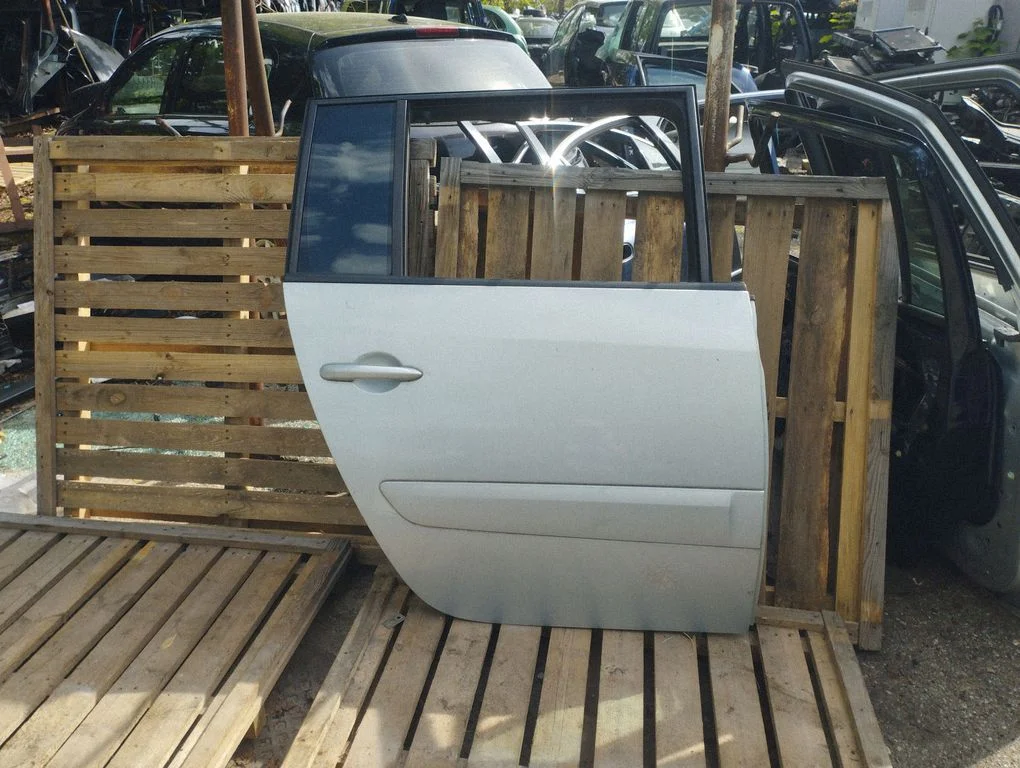 Rear door – rear right