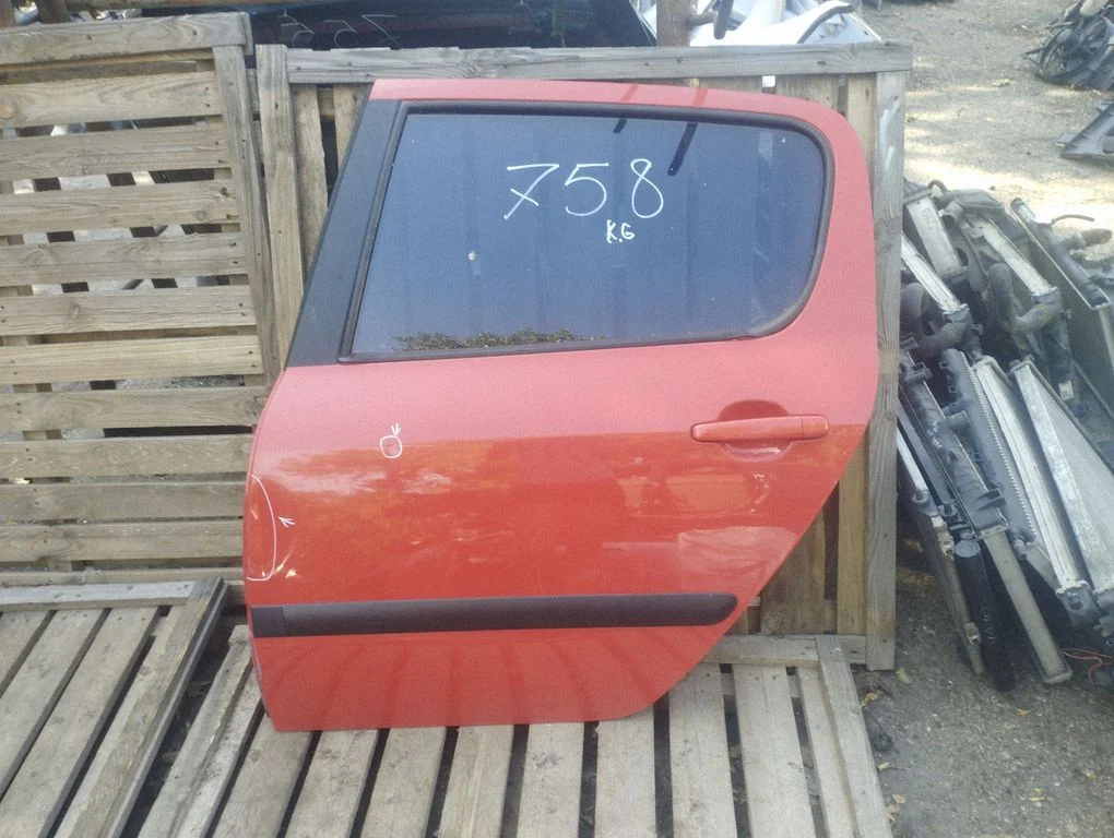 Aizmugurējās durvis – aizmugurējā kreisā