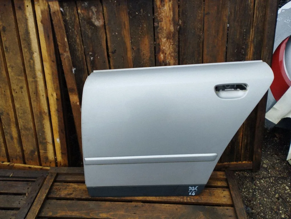 Rear door – rear left