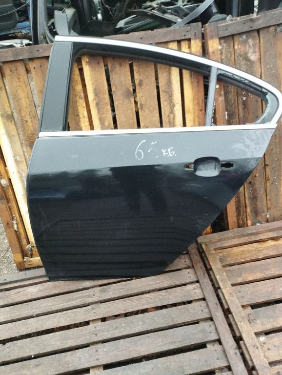 Rear door – rear left