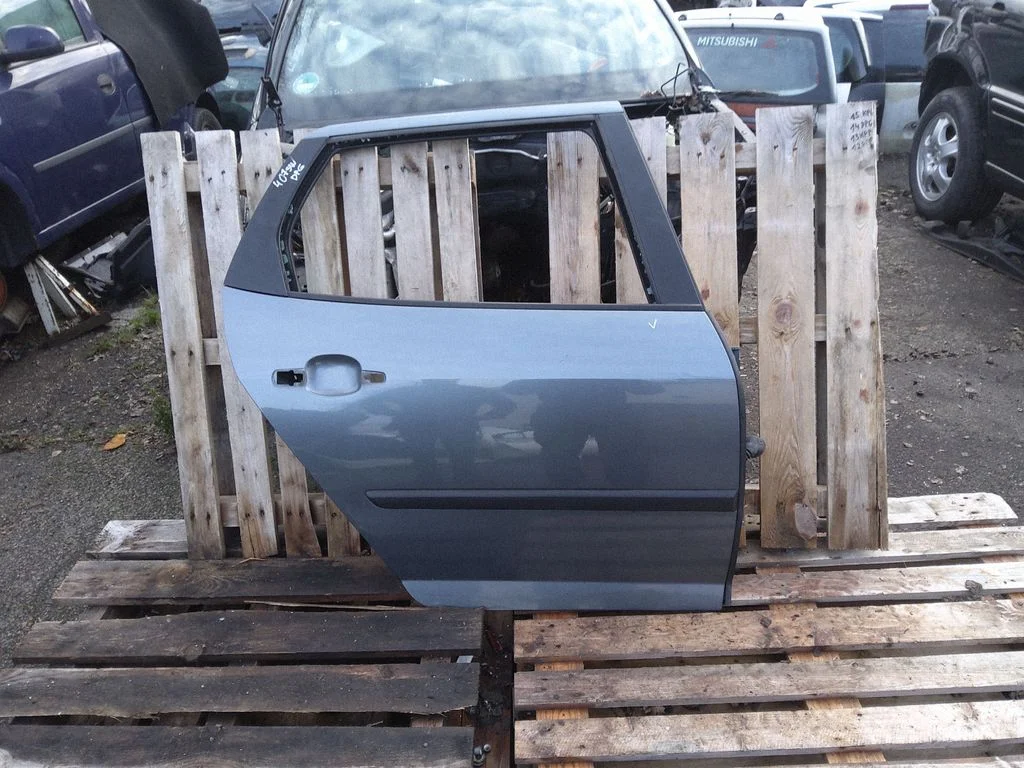 Aizmugurējās durvis