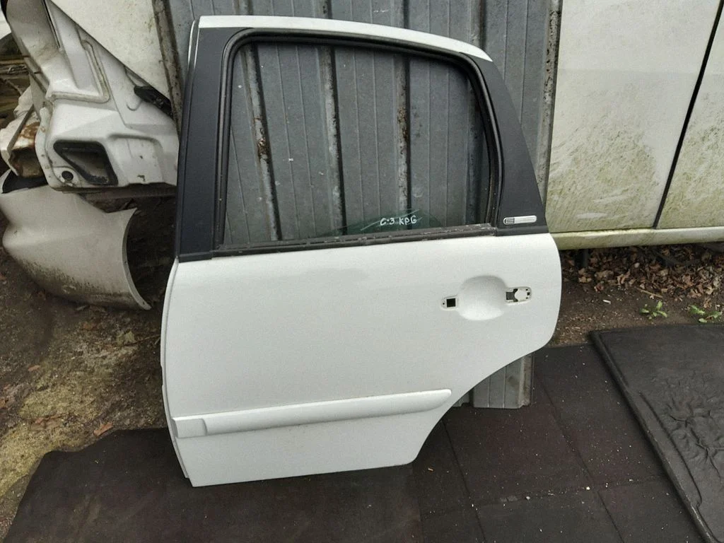 Rear door – rear left