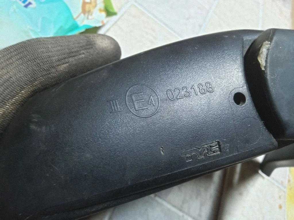 Front door electric wing mirror E4023188