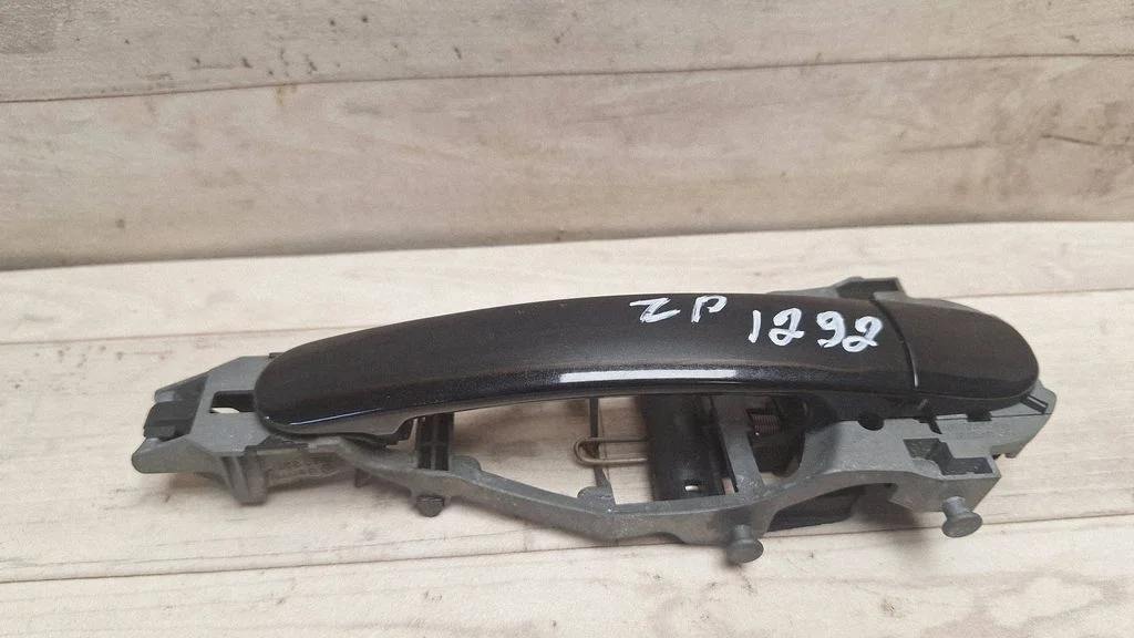 Klamka zewnętrzna drzwi tylnych 1K0837886A