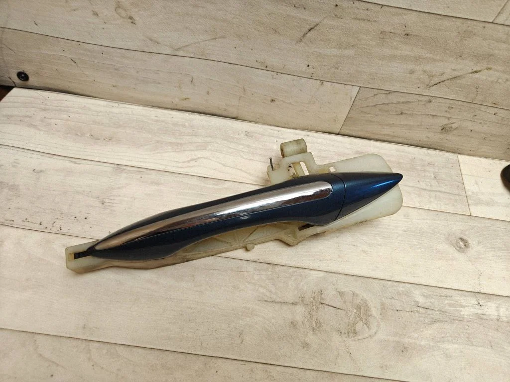Rear door exterior handle – rear right