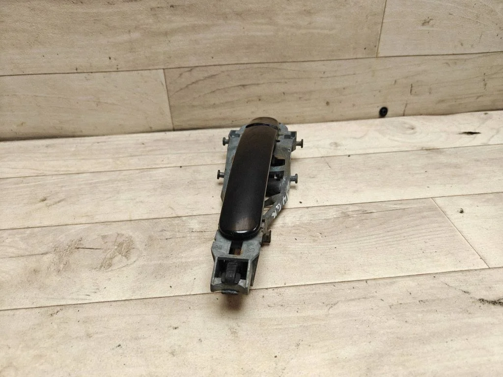 Tagaukse välimine käepide 1K0837885