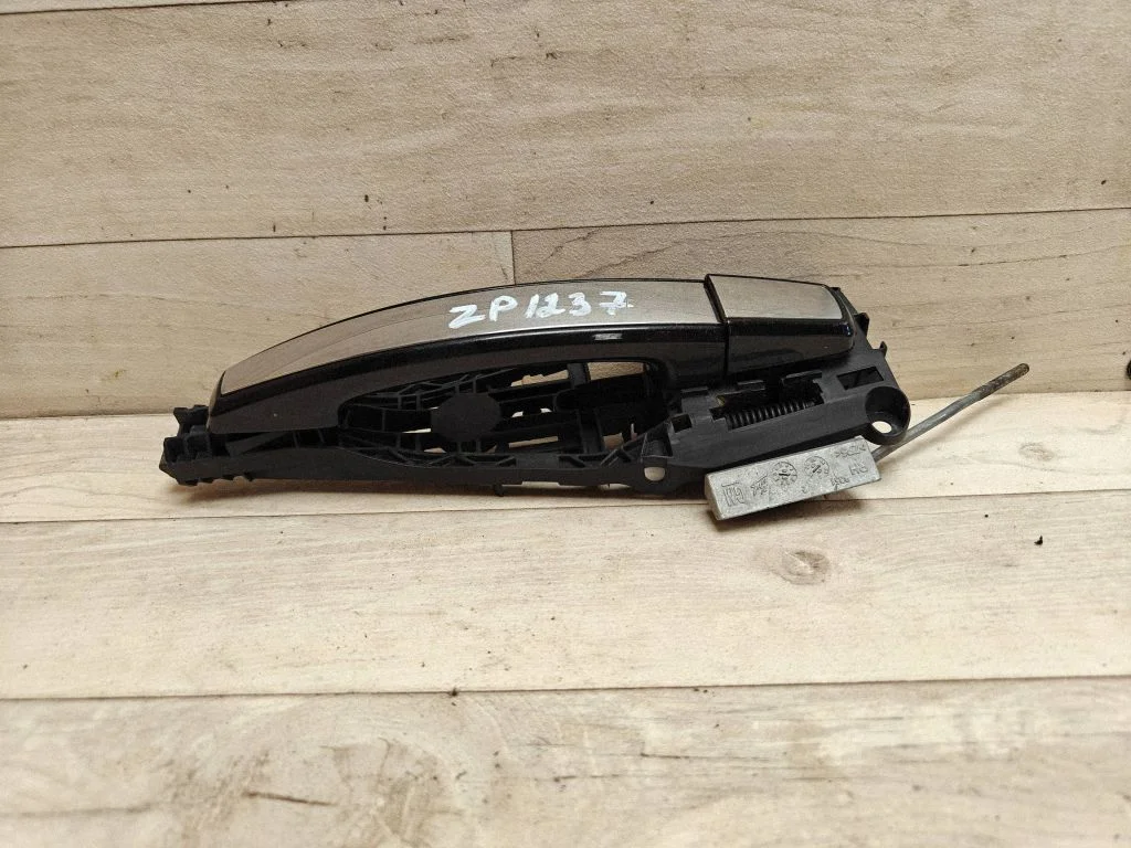 Rear door exterior handle – rear right