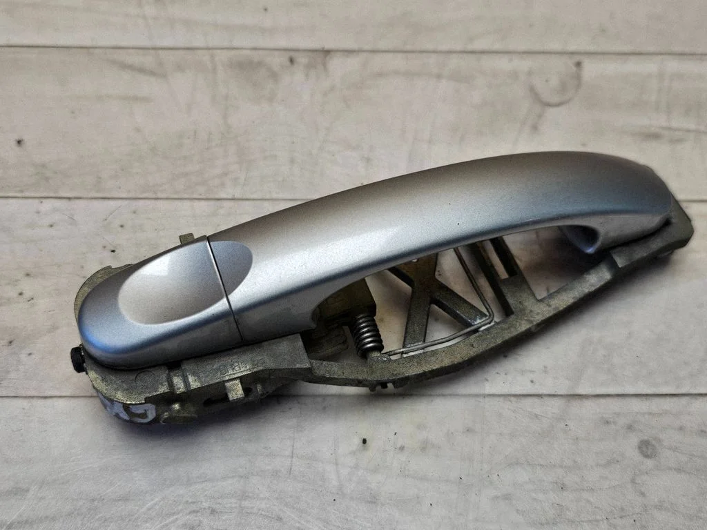 Tagaukse välimine käepide 02S1004