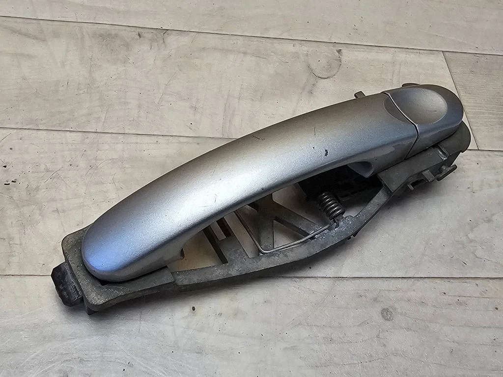 Tagaukse välimine käepide 02S1104
