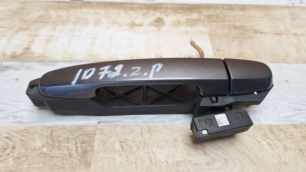 Rear door exterior handle – rear right