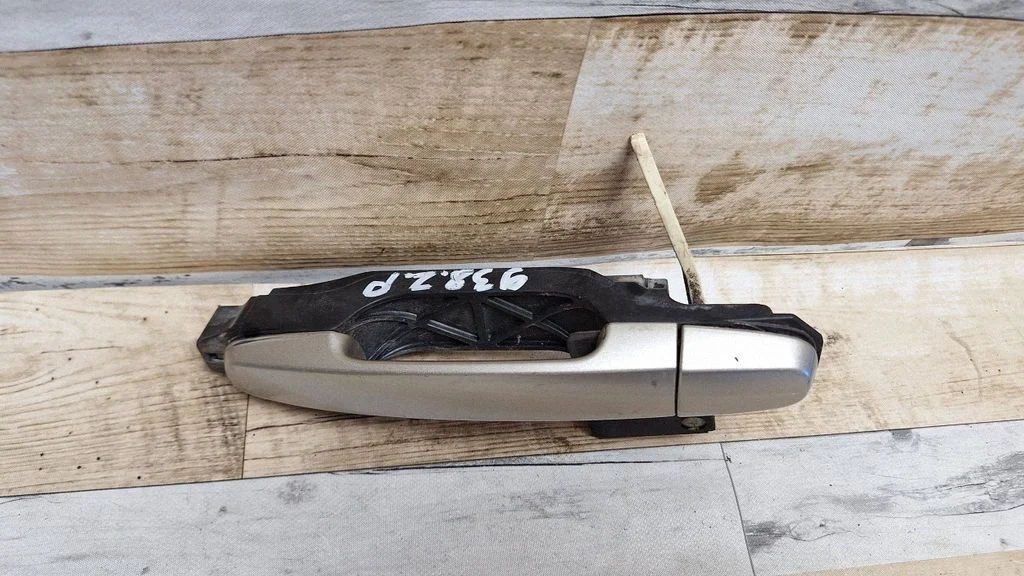 Rear door exterior handle – rear right