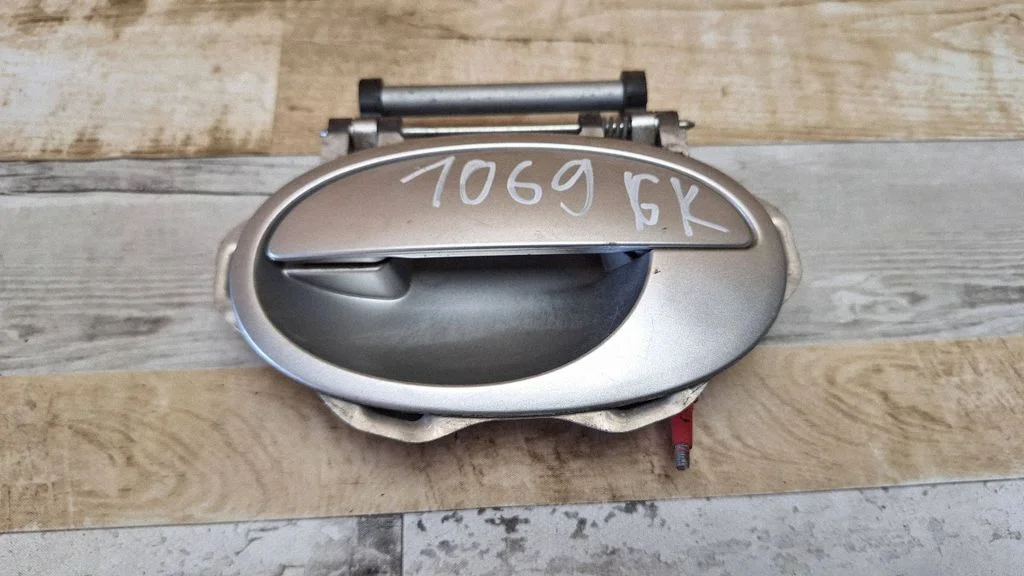 Klamka zewnętrzna drzwi tylnych 8048604