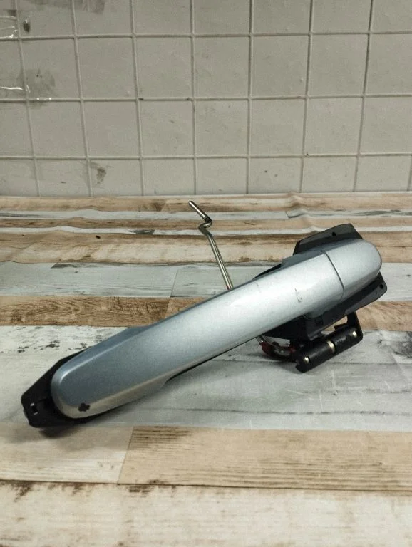 Rear door exterior handle – Toyota Corolla Verso AR10 (2004-2009)