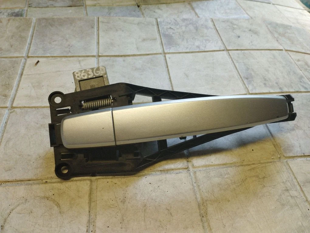 Rear door exterior handle – rear right
