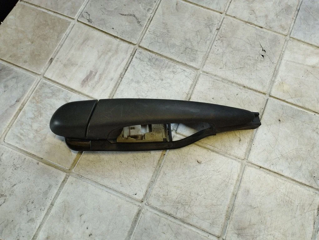 Rear door exterior handle – rear right