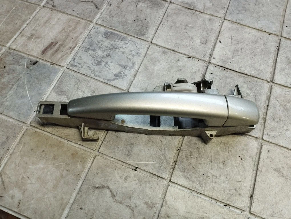 Aizmugurējo durvju ārējais atvēršanas rokturis 9653401680