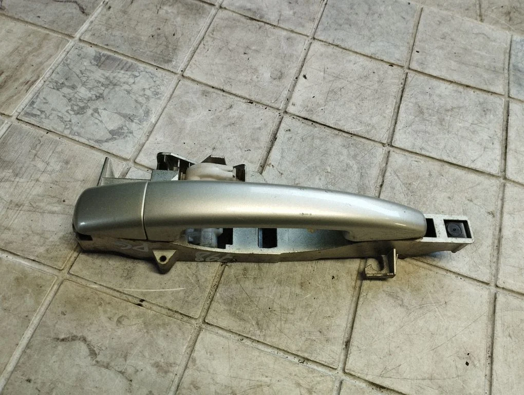 Aizmugurējo durvju ārējais atvēršanas rokturis 9653401580