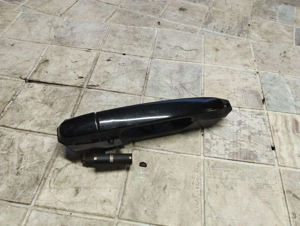 Tagaukse välimine käepide – Toyota RAV 4 (XA20) (2000-2005)