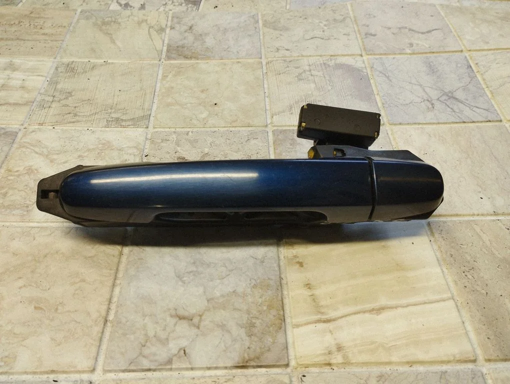 Rear door exterior handle – Toyota Corolla Verso E121 (2001-2004)