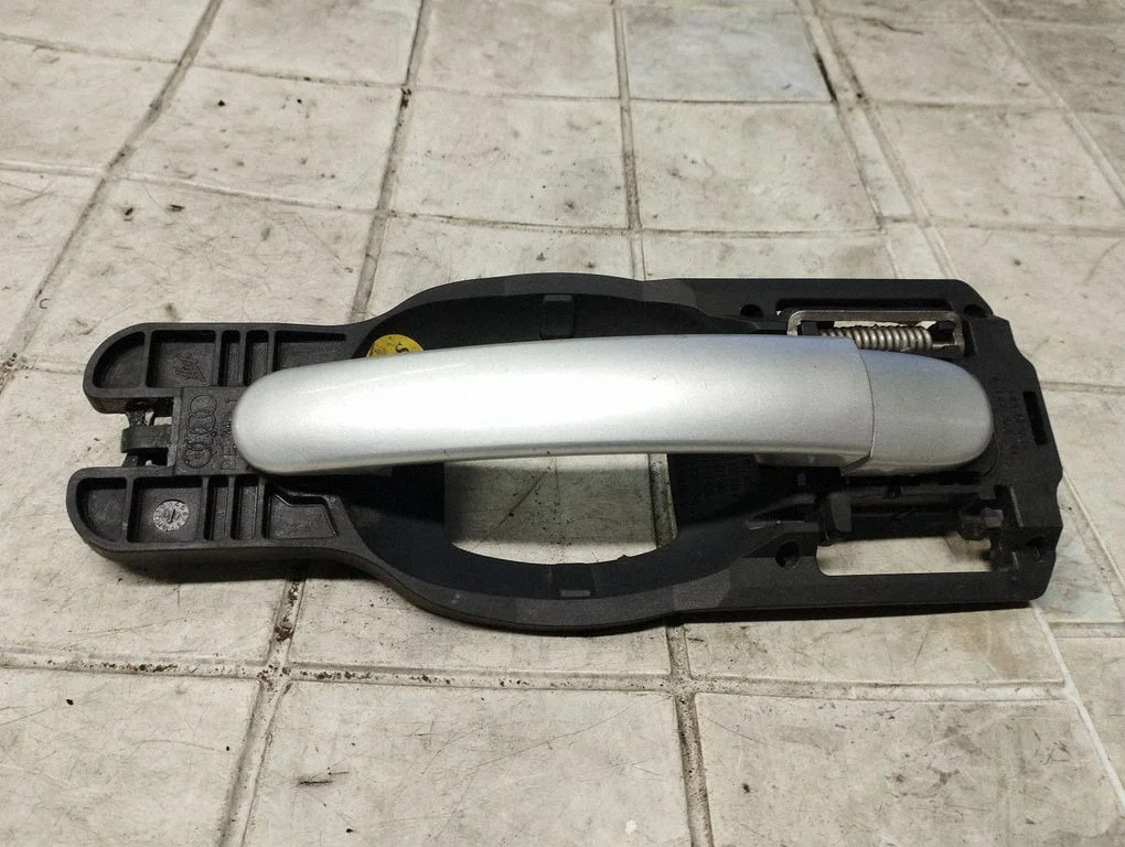 Klamka zewnętrzna drzwi tylnych 8Z0837885A